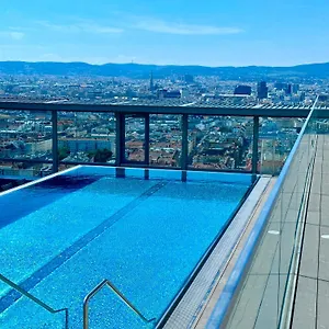 Panorama Sky I Rooftop Pool I Metro Station Apartment Wien